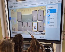 dzieci podczas zajęć dydaktycznych poznają prawa dziecka