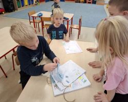 dzieci podczas zajęć dydaktycznych poznają prawa dziecka