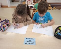 dzieci podczas zajęć dydaktycznych poznają prawa dziecka