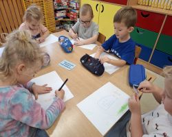 dzieci podczas zajęć dydaktycznych poznają prawa dziecka