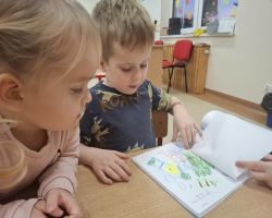 dzieci podczas zajęć dydaktycznych poznają prawa dziecka