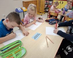 dzieci podczas zajęć dydaktycznych poznają prawa dziecka