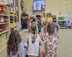 dzieci podczas zajęć dydaktycznych poznają prawa dziecka