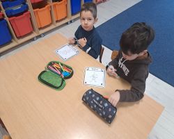 dzieci podczas zajęć dydaktycznych poznają prawa dziecka