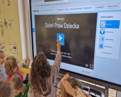 dzieci podczas zajęć dydaktycznych poznają prawa dziecka
