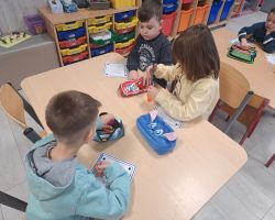 dzieci podczas zajęć dydaktycznych poznają prawa dziecka