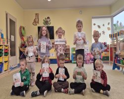 dzieci podczas zajęć dydaktycznych poznają prawa dziecka