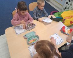 dzieci podczas zajęć dydaktycznych poznają prawa dziecka