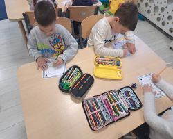 dzieci podczas zajęć dydaktycznych poznają prawa dziecka