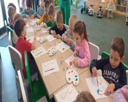 dzieci bawią się w sali zabaw i uczestniczą w warsztatach