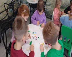 dzieci bawią się w sali zabaw i uczestniczą w warsztatach