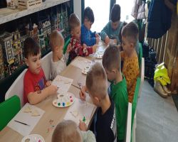 dzieci bawią się w sali zabaw i uczestniczą w warsztatach