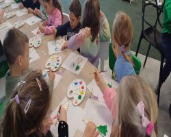 dzieci bawią się w sali zabaw i uczestniczą w warsztatach