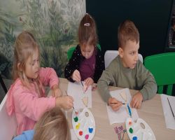 dzieci bawią się w sali zabaw i uczestniczą w warsztatach