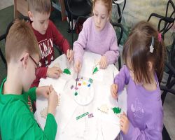 dzieci bawią się w sali zabaw i uczestniczą w warsztatach