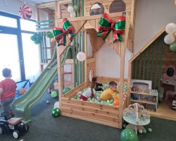 dzieci bawią się w sali zabaw i uczestniczą w warsztatach