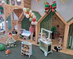 dzieci bawią się w sali zabaw i uczestniczą w warsztatach