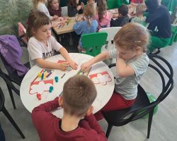 dzieci bawią się w sali zabaw i uczestniczą w warsztatach