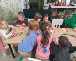 dzieci bawią się w sali zabaw i uczestniczą w warsztatach