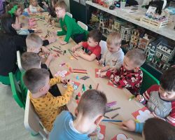 dzieci bawią się w sali zabaw i uczestniczą w warsztatach