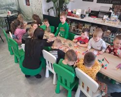 dzieci bawią się w sali zabaw i uczestniczą w warsztatach