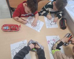 dzieci podczas zabaw z pluszowymi misiami