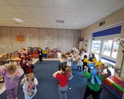 dzieci podczas zabaw z pluszowymi misiami