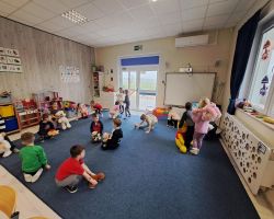 dzieci podczas zabaw z pluszowymi misiami