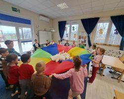 dzieci podczas zabaw z pluszowymi misiami