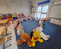 dzieci podczas zabaw z pluszowymi misiami