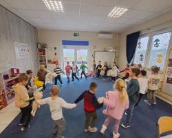 dzieci podczas zabaw z pluszowymi misiami