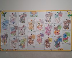 dzieci podczas zabaw z pluszowymi misiami