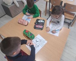 dzieci podczas zabaw z pluszowymi misiami