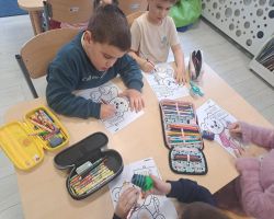 dzieci podczas zabaw z pluszowymi misiami