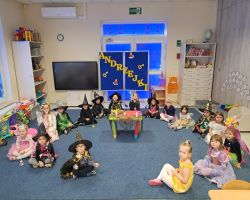 dzieci z okazji Andrzejek przebrane za wróżki i czarodziejów bawią się i wróżą