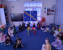 dzieci z okazji Andrzejek przebrane za wróżki i czarodziejów bawią się i wróżą