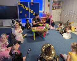 dzieci z okazji Andrzejek przebrane za wróżki i czarodziejów bawią się i wróżą