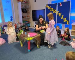 dzieci z okazji Andrzejek przebrane za wróżki i czarodziejów bawią się i wróżą