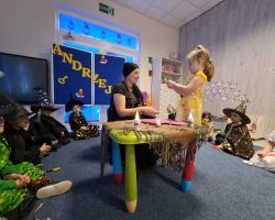 dzieci z okazji Andrzejek przebrane za wróżki i czarodziejów bawią się i wróżą