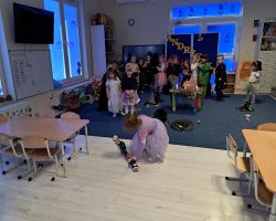 dzieci z okazji Andrzejek przebrane za wróżki i czarodziejów bawią się i wróżą