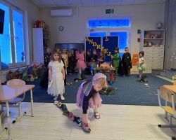 dzieci z okazji Andrzejek przebrane za wróżki i czarodziejów bawią się i wróżą