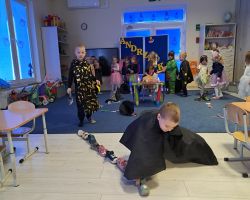 dzieci z okazji Andrzejek przebrane za wróżki i czarodziejów bawią się i wróżą