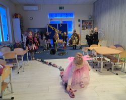 dzieci z okazji Andrzejek przebrane za wróżki i czarodziejów bawią się i wróżą