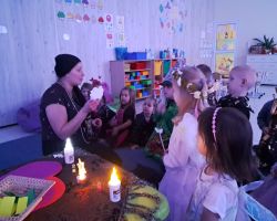 dzieci z okazji Andrzejek przebrane za wróżki i czarodziejów bawią się i wróżą