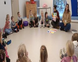 Dzieci biorą udział w wycieczce i warsztatach, gdzie poznają magię kolorów