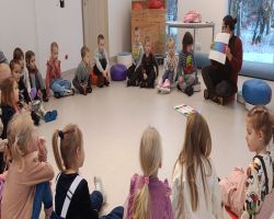 Dzieci biorą udział w wycieczce i warsztatach, gdzie poznają magię kolorów