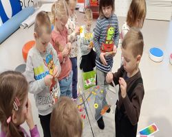 Dzieci biorą udział w wycieczce i warsztatach, gdzie poznają magię kolorów