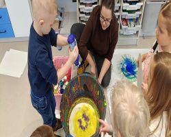 Dzieci biorą udział w wycieczce i warsztatach, gdzie poznają magię kolorów