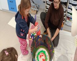 Dzieci biorą udział w wycieczce i warsztatach, gdzie poznają magię kolorów