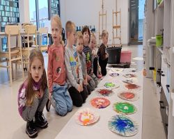 Dzieci biorą udział w wycieczce i warsztatach, gdzie poznają magię kolorów